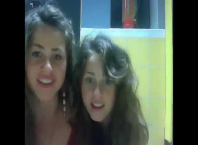 Video :Young amateur twin sister records themselves playing with their titties 